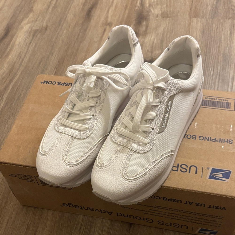NWOB Michael Kors White Textured Sneakers with silver. Size 7.5